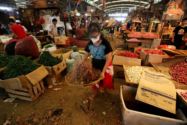 Suasana aktivitas Pasar Induk, Kramat Jati, Jakarta Timur, Sabtu (10/4/2021).