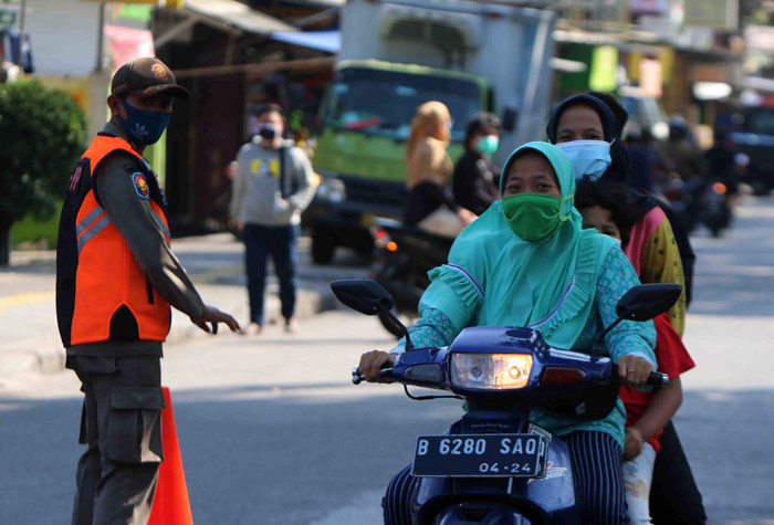 Petugas satuan Polisi Pamong Praja melakukan razia masker di kawasan Jalan Raya Sumur Batu, Kemayoran Jakarta Pusat, Sabtu (10/4/2021).