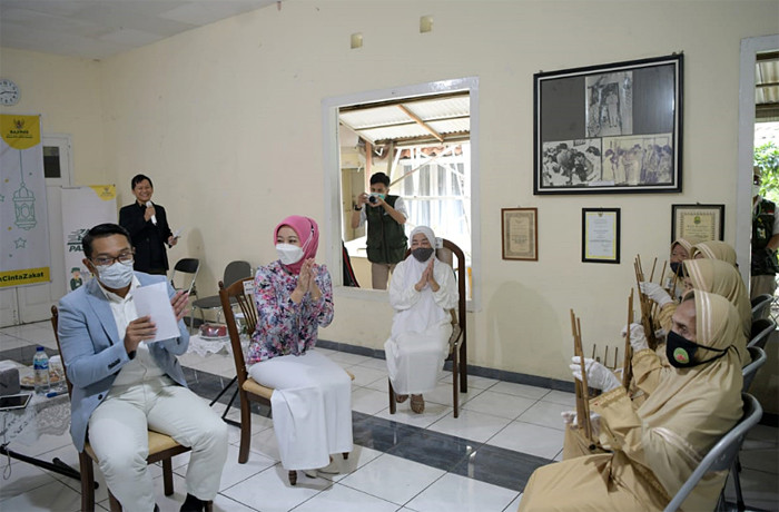 Gubernur Jawa Barat Ridwan Kamil menghadiri Tahrib Ramadan 1442 H bersama Baznas Jabar dengan puluhan lansia di Kota Bandung, Sabtu (10/4/2021).