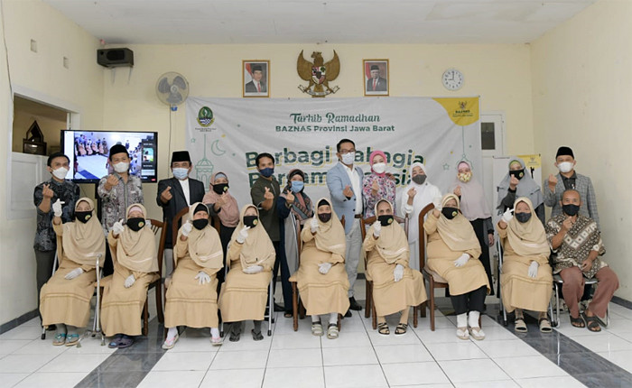 Gubernur Jawa Barat Ridwan Kamil menghadiri Tahrib Ramadan 1442 H bersama Baznas Jabar dengan puluhan lansia di Kota Bandung, Sabtu (10/4/2021).