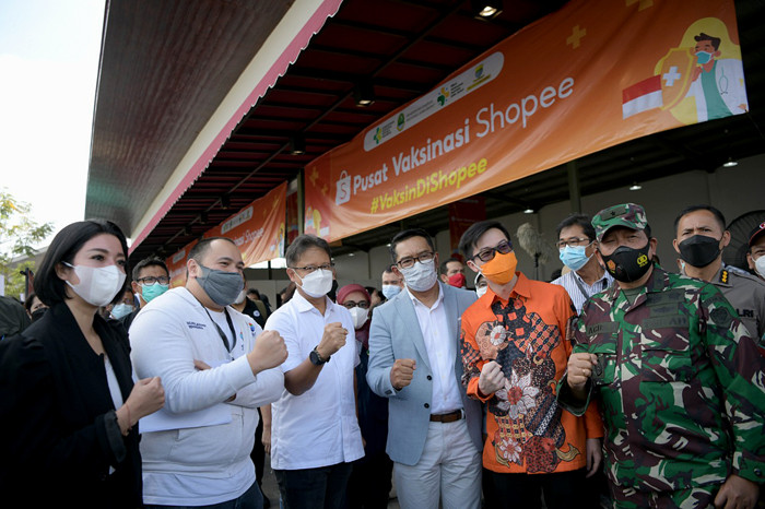 Menteri Kesehatan Budi Gunadi Sadikin bersama Gubernur Jawa BaratÂ Ridwan Kamil saa menijau vaksinasiÂ massal di Bandung, Jawa Barat, Sabtu (10/4/2021).