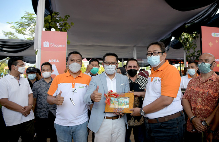 Menteri Kesehatan Budi Gunadi Sadikin bersama Gubernur Jawa BaratÂ Ridwan Kamil saa menijau vaksinasiÂ massal di Bandung, Jawa Barat, Sabtu (10/4/2021).