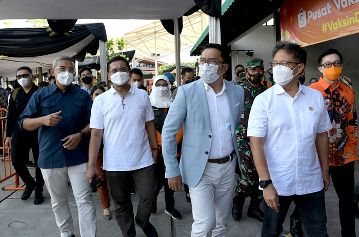 Menteri Kesehatan Budi Gunadi Sadikin bersama Gubernur Jawa BaratÂ Ridwan Kamil saa menijau vaksinasiÂ massal di Bandung, Jawa Barat, Sabtu (10/4/2021).