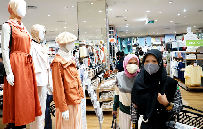 Sejumlah pengunjung berbelanja di Toko Uniqlo saat hari pertama di buka di Pondok Indah Mall 3, Jakarta, Jumat (9/4/2021).