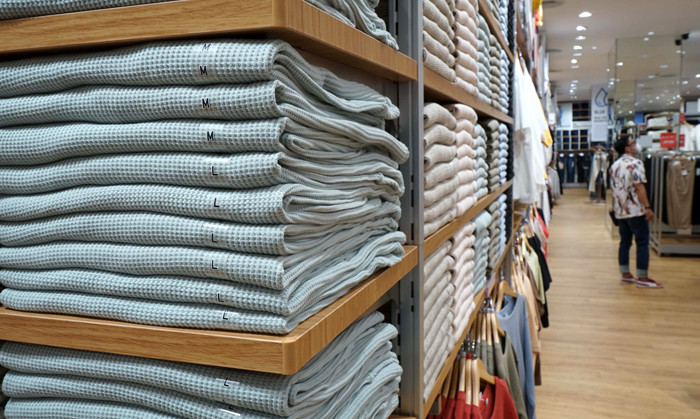 Sejumlah pengunjung berbelanja di Toko Uniqlo saat hari pertama di buka di Pondok Indah Mall 3, Jakarta, Jumat (9/4/2021).
