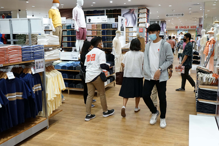 Sejumlah pengunjung berbelanja di Toko Uniqlo saat hari pertama di buka di Pondok Indah Mall 3, Jakarta, Jumat (9/4/2021).