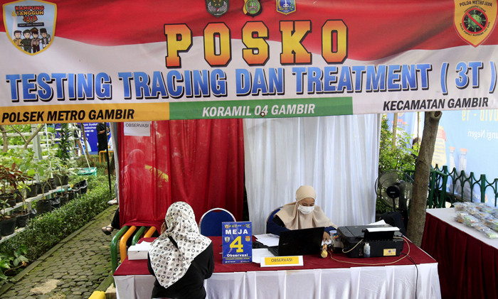 Warga mengikuti vaksinasi Covid-19 di Kampung Tangguh Jaya Cideng, Jakarta, Sabtu (10/4/2021).