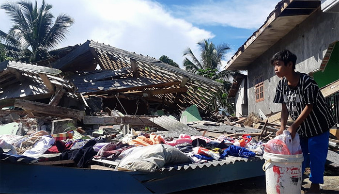 Warga melihat bangunan rumah yang roboh akibat gempa di Desa Kaliuling, Kecamatan Tempursari, Kabupaten Lumajang, Jawa Timur, Minggu (11/4/2021).