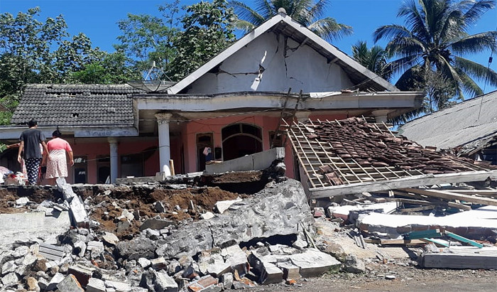 Warga melihat bangunan rumah yang roboh akibat gempa di Desa Kaliuling, Kecamatan Tempursari, Kabupaten Lumajang, Jawa Timur, Minggu (11/4/2021).