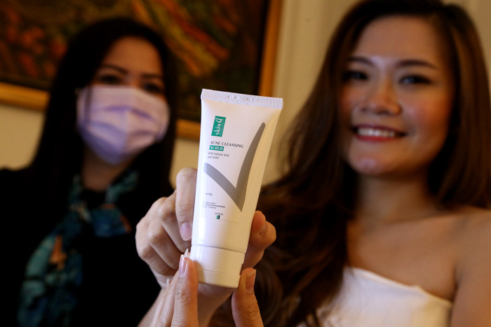 Konsultan kecantikan memberikan konsultasi dan mengenalkan produk skin care kepada konsumen di Surabaya, Jawa Timur, Sabtu (10/4/2021).