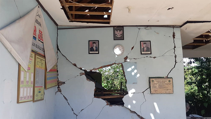 Warga melintas di dekat masjid yang hancur akibat terdampak gempa Malang di Dusun Iburaja, Desa Kaliuling, Kabupaten Lumajang, Jawa Timur, Minggu (11/4/2021).