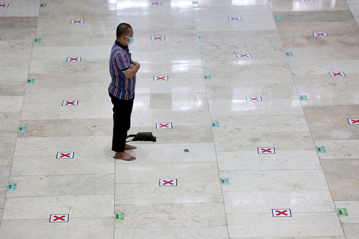 Jemaah melaksanakan salat di Masjid Istiqlal, Jakarta, Sabtu (10/4/2021).
