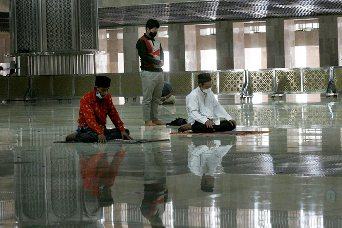 Jemaah melaksanakan salat di Masjid Istiqlal, Jakarta, Sabtu (10/4/2021).