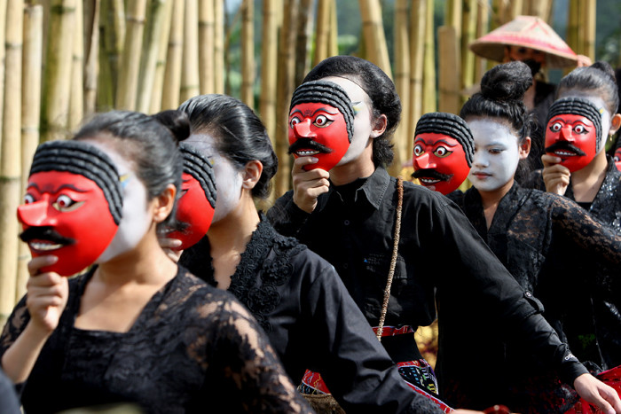 Model dan penari berjalan diatas catwalk saat acara pagelaran wastra dan budaya di Cisarua, Bogor, Jawa Barat, Minggu (11/4/2021).
