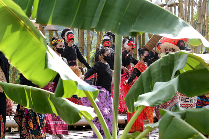 Model dan penari berjalan diatas catwalk saat acara pagelaran wastra dan budaya di Cisarua, Bogor, Jawa Barat, Minggu (11/4/2021).