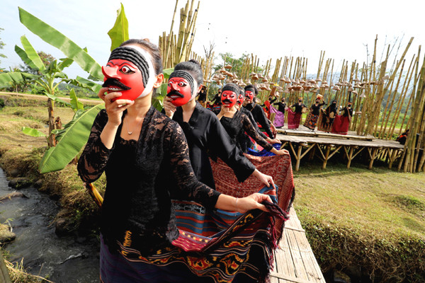 Model dan penari berjalan diatas catwalk saat acara pagelaran wastra dan budaya di Cisarua, Bogor, Jawa Barat, Minggu (11/4/2021).