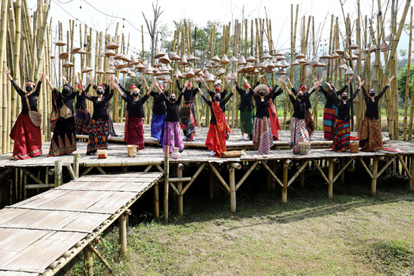 Model dan penari berjalan diatas catwalk saat acara pagelaran wastra dan budaya di Cisarua, Bogor, Jawa Barat, Minggu (11/4/2021).