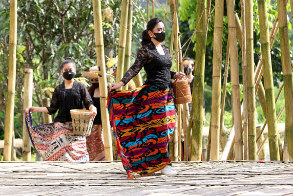 Model dan penari berjalan diatas catwalk saat acara pagelaran wastra dan budaya di Cisarua, Bogor, Jawa Barat, Minggu (11/4/2021).