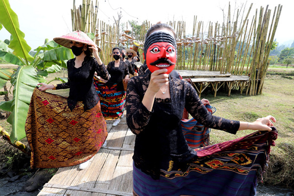 Model dan penari berjalan diatas catwalk saat acara pagelaran wastra dan budaya di Cisarua, Bogor, Jawa Barat, Minggu (11/4/2021).