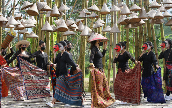 Model dan penari berjalan diatas catwalk saat acara pagelaran wastra dan budaya di Cisarua, Bogor, Jawa Barat, Minggu (11/4/2021).