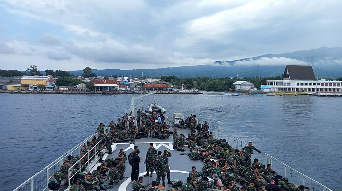 Personel TNI membawa logistik untuk disalurkan ke korban bencana alam di Sabu Raijua, di dermaga Lantamal VII Kupang, NTT, Minggu (11/4/2021).