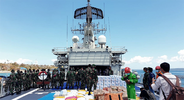 Personel TNI membawa logistik untuk disalurkan ke korban bencana alam di Sabu Raijua, di dermaga Lantamal VII Kupang, NTT, Minggu (11/4/2021).
