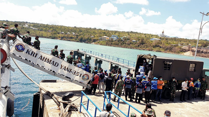 Personel TNI membawa logistik untuk disalurkan ke korban bencana alam di Sabu Raijua, di dermaga Lantamal VII Kupang, NTT, Minggu (11/4/2021).