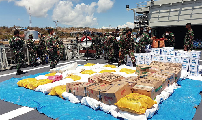 Personel TNI membawa logistik untuk disalurkan ke korban bencana alam di Sabu Raijua, di dermaga Lantamal VII Kupang, NTT, Minggu (11/4/2021).