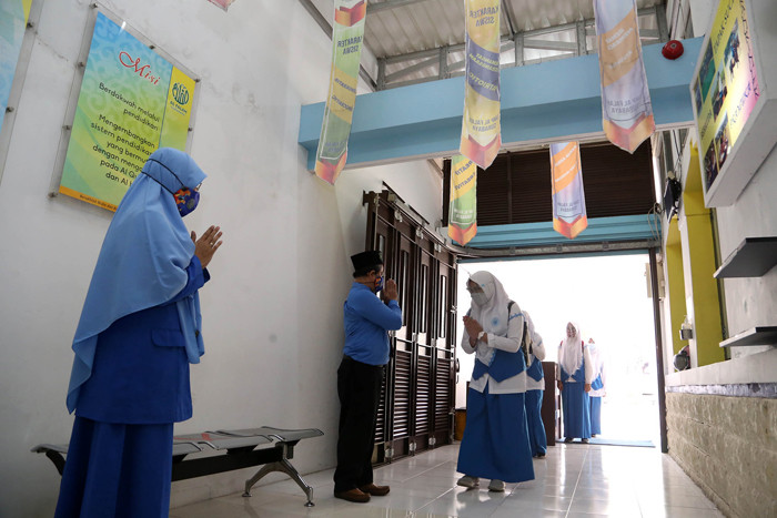 Pelajar SMP Al Falah Surabaya mengikuti simulasi penerapan protokol kesehatan Sekolah Tatap Muka di SMP Al-Falah, Surabaya, Jawa Timur, Senin (12/4/2021).