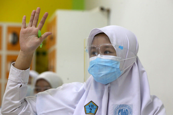 Pelajar SMP Al Falah Surabaya mengikuti simulasi penerapan protokol kesehatan Sekolah Tatap Muka di SMP Al-Falah, Surabaya, Jawa Timur, Senin (12/4/2021).