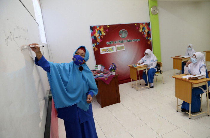 Pelajar SMP Al Falah Surabaya mengikuti simulasi penerapan protokol kesehatan Sekolah Tatap Muka di SMP Al-Falah, Surabaya, Jawa Timur, Senin (12/4/2021).