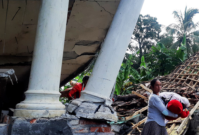 Bangunan rumah berguguran, menyisakan puing-puing berserakan. Cerita pilu itu berawal saat bumi bergetar di Sabtu (10/4/2021) siang, sekitar pukul 14.00 WIB.