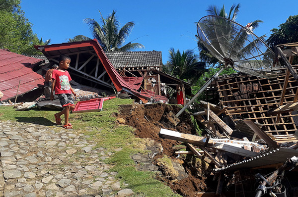 Bangunan rumah berguguran, menyisakan puing-puing berserakan. Cerita pilu itu berawal saat bumi bergetar di Sabtu (10/4/2021) siang, sekitar pukul 14.00 WIB.