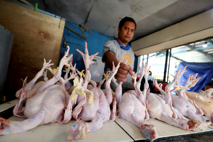 Pedagang daging ayam melayani pembeli di Pasar Kecapi, Kota Bekasi, Jawa Barat, Senin (12/4/2021).