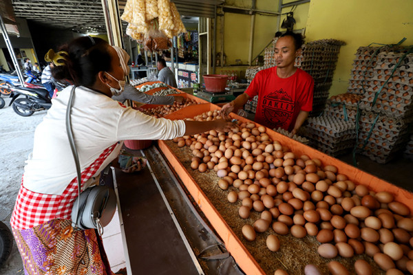 Pedagang melayani pembeli di Pasar Kecapi, Kota Bekasi, Jawa Barat, Senin (12/4/2021).