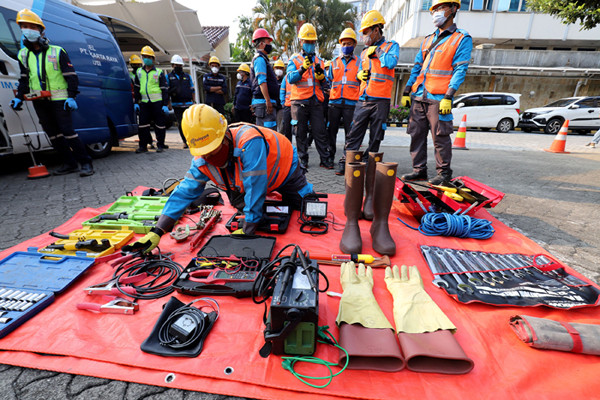 Petugas mencatat beban dan insfeksi level 1 di ruang Cell 20kv di PLN Unit Induk Distribusi Jakarta Raya, Senin (12/4/2021).