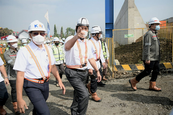 Progres pembangunan proyek Kereta Cepat Jakarta-Bandung (KCJB) di Stasiun Padalarang dan Depo KCJB di Tegalluar, Jawa Barat, Senin (12/4/2021).