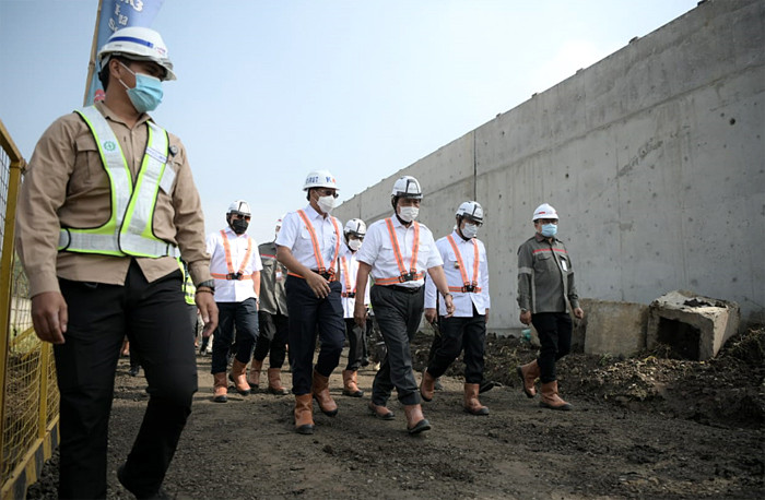 Progres pembangunan proyek Kereta Cepat Jakarta-Bandung (KCJB) di Stasiun Padalarang dan Depo KCJB di Tegalluar, Jawa Barat, Senin (12/4/2021).