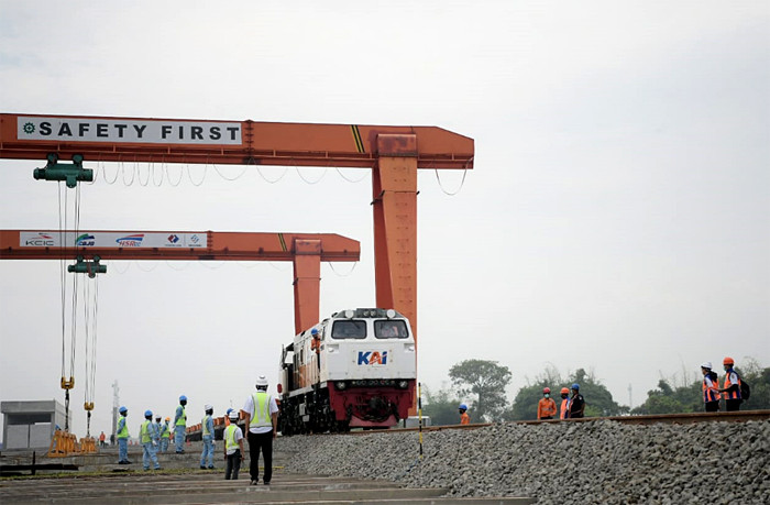 Progres pembangunan proyek Kereta Cepat Jakarta-Bandung (KCJB) di Stasiun Padalarang dan Depo KCJB di Tegalluar, Jawa Barat, Senin (12/4/2021).