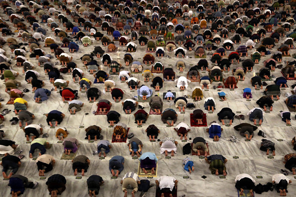 Jemaah melaksanakan ibadah shalat tarawih perdana bulan suci Ramadan 1442 Hijriah di Masjid Nasional Al Akbar Surabaya, Jawa Timur, Senin (12/4/2021).