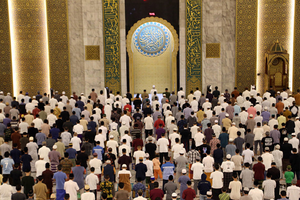 Jemaah melaksanakan ibadah shalat tarawih perdana bulan suci Ramadan 1442 Hijriah di Masjid Nasional Al Akbar Surabaya, Jawa Timur, Senin (12/4/2021).