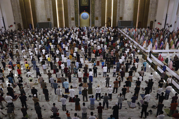 Jemaah melaksanakan ibadah shalat tarawih perdana bulan suci Ramadan 1442 Hijriah di Masjid Nasional Al Akbar Surabaya, Jawa Timur, Senin (12/4/2021).
