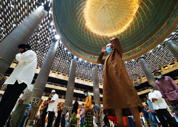 Umat Islam melaksanakan Shalat Tarawih berjamaah di Masjid Istiqlal, Jakarta, Senin (12/4/2021).