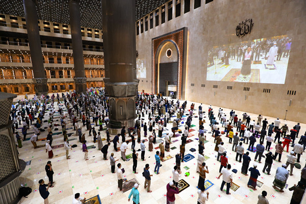 Umat Islam melaksanakan Shalat Tarawih berjamaah di Masjid Istiqlal, Jakarta, Senin (12/4/2021).