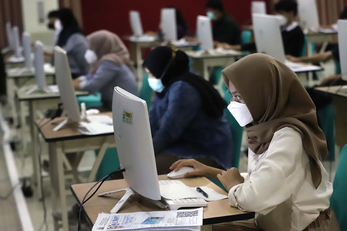 Siswa peserta gelombang I Ujian Tulis Berbasis Komputer mengikuti seleksi bersama masuk perguruan tinggi negeri 2021 di Jakarta, Senin, (12/4/2021).