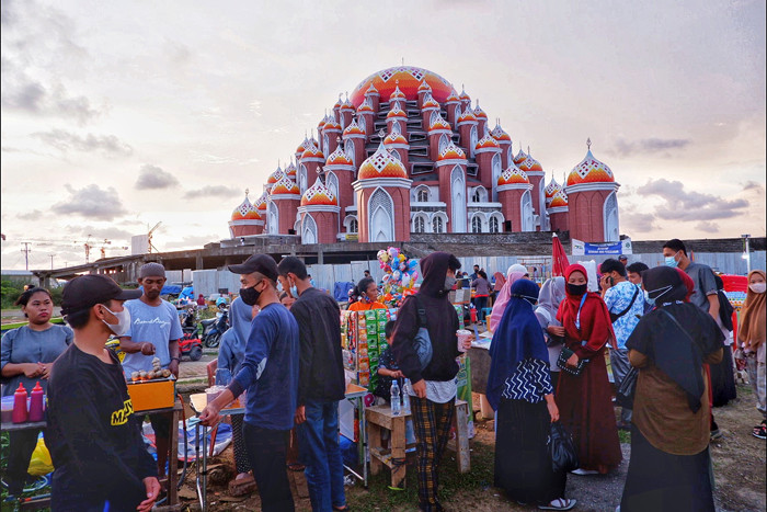 Masjid 99 Kubah Makassar akan menjadikan Makassar sebagai tujuan destinasi wisata alam hingga wisata religinya.