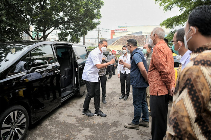 Mendag Muhammad Lutfi bersama Gubernur Jawa Barat Ridwan Kamil saat melakukan kunjungan kerja di Pasar Kosambi dan Sederhana, Bandung, Selasa (13/4/2021).