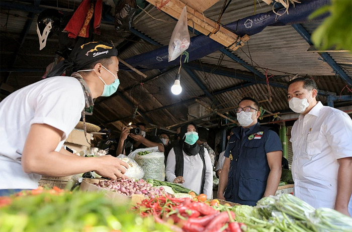Mendag Muhammad Lutfi bersama Gubernur Jawa Barat Ridwan Kamil saat melakukan kunjungan kerja di Pasar Kosambi dan Sederhana, Bandung, Selasa (13/4/2021).