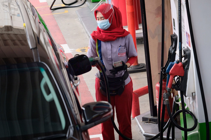 Pengendara mengisi BBM di Stasiun Pengisian Bahan Bakar Umum (SPBU) Pertamina, Jalan Rasuna Said, Kuningan, Jakarta, Selasa (13/4/2021).