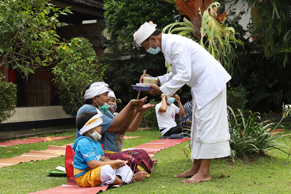 Umat Hindu mengikuti persembahyangan saat merayakan Hari Raya Galungan di Pura Amerta Jati, Cinere, Depok, Jawa Barat, Rabu (14/4/2021).